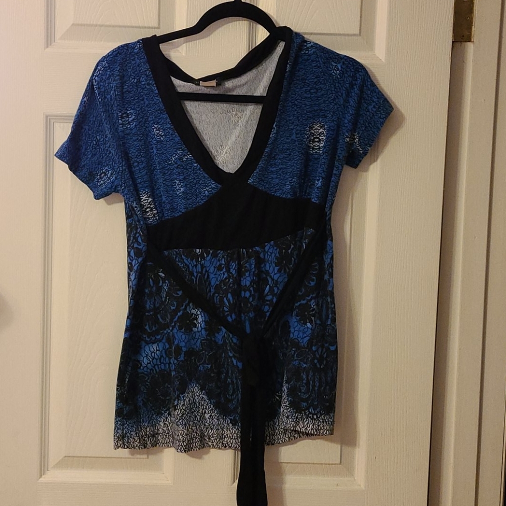 Venus top with v neck and back tie